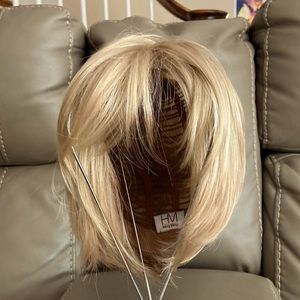 Henry Margu Wig light blonde with blonde highlights